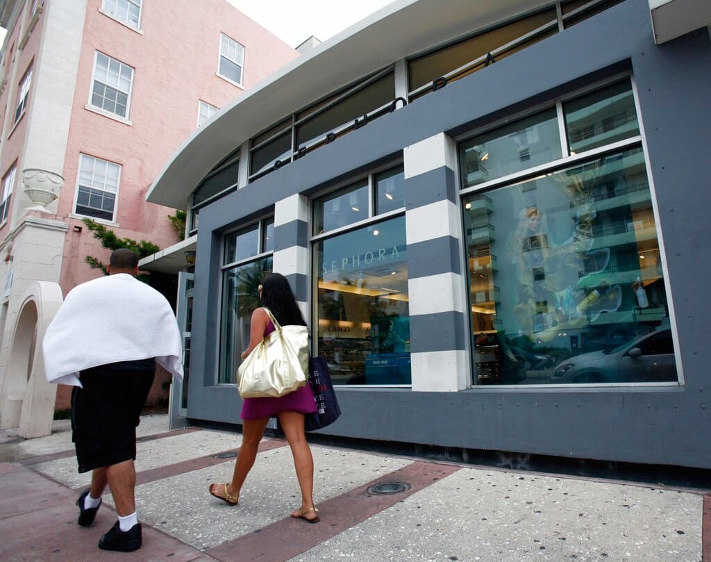 También debe incluir formas para que los clientes de la tienda autoricen que sus datos sean vendidos.