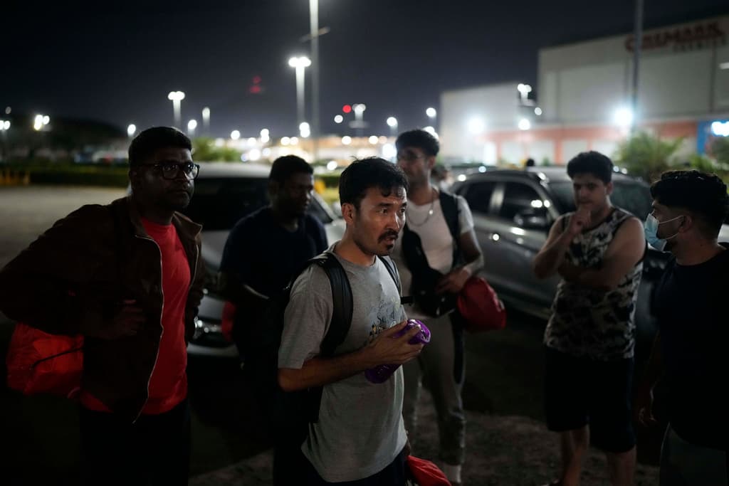 Hayatullah Omagh, de Afganistán, y otros migrantes que estuvieron retenidos en un centro de inmigración panameño, a su llegada en autobús a Ciudad de Panamá el sábado.