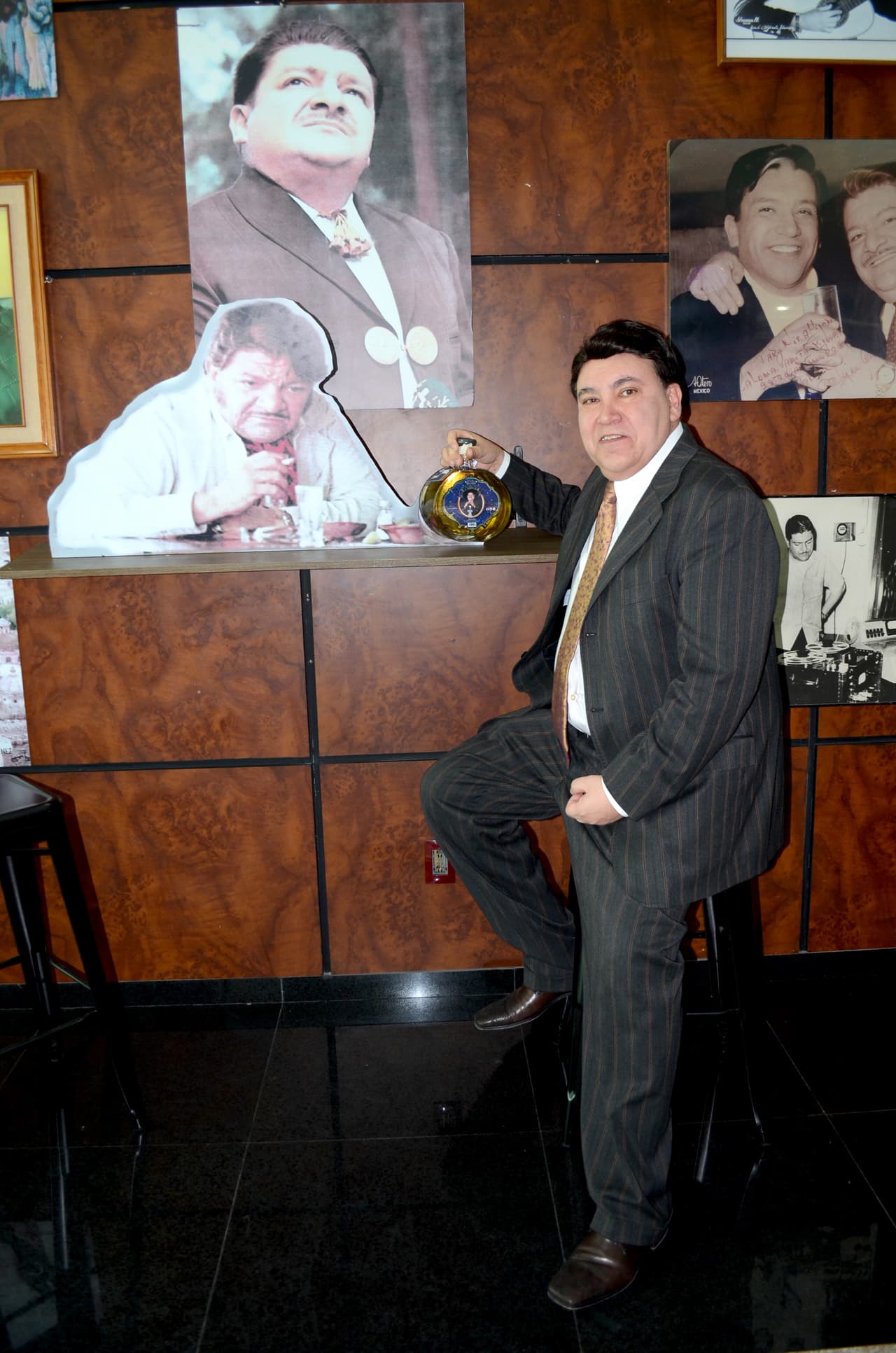 “Ya voy para unos ocho meses estudiando a José Alfredo Jiménez. Acabo de estar en la casa de su hijo, pues dándome más material, más libros, más cosas porque pues tengo que ahora sí, por primera vez, actuar”, comentó.