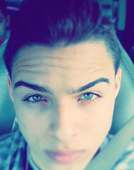 Su look llamó la atención de Wisin.