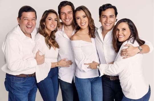 Maity Interiano tiene una gran familia que se ha convertido en su inspiración a la distancia, ya que se encuentran en Honduras, y pese a la distancia se profesan un gran amor, respeto y apoyo.