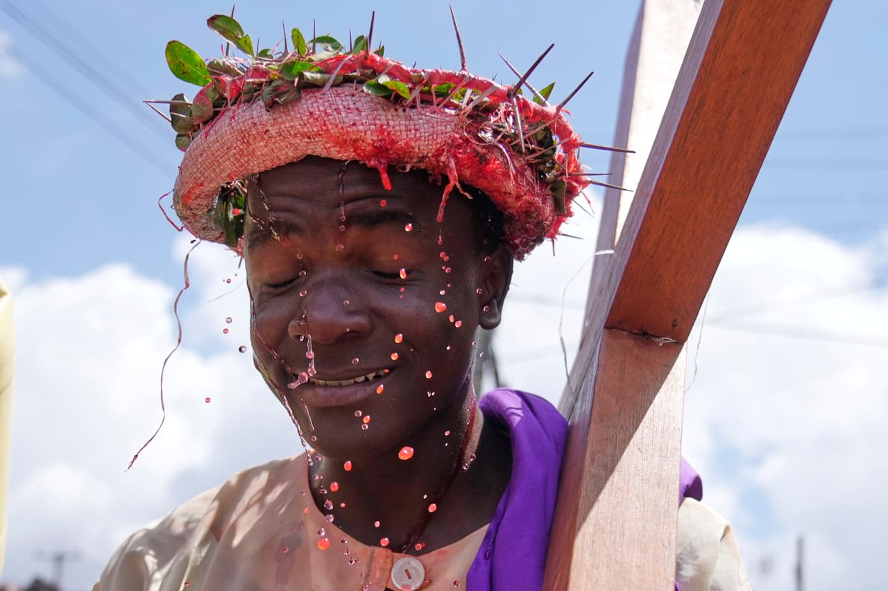 Un actor que representa a Jesucristo carga una cruz durante una recreación del Vía Crucis en las celebraciones de Semana Santa en el asentamiento informal de Kibera, Nairobi, Kenia.
<br>
<br>La Semana Santa es la festividad más importante para los católicos, ya que conmemora los eventos centrales de la fe: la pasión, muerte y resurrección de Jesucristo.
<br>