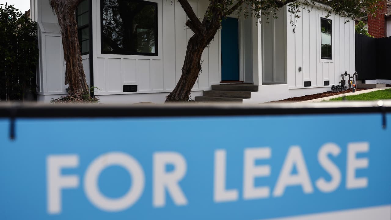 “Nos sacan como si fuéramos gusanos”: inquilinos en el sur de California exigen un control al aumento de la renta