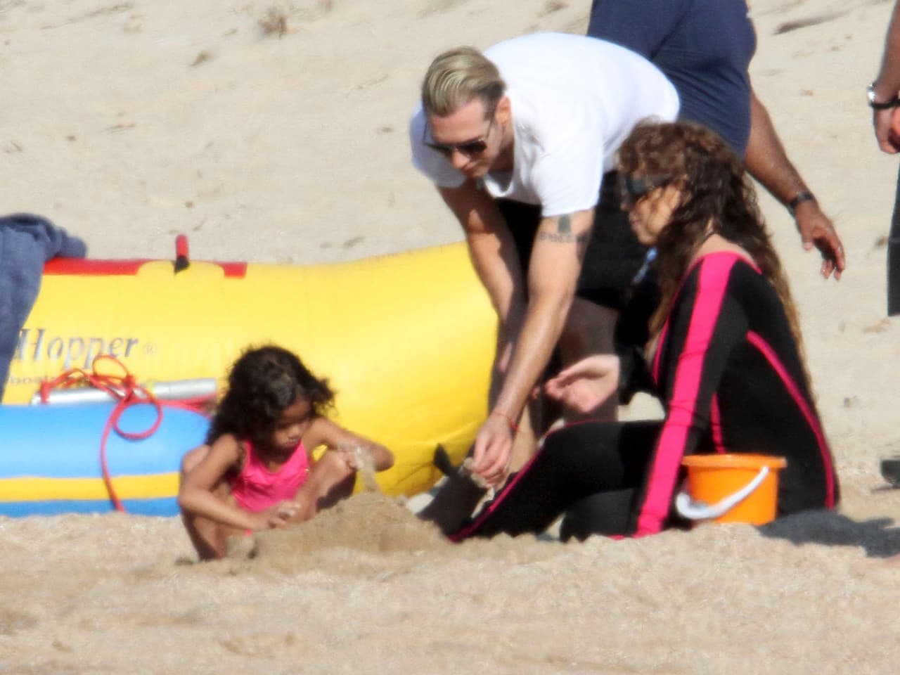 Su asistente estuvo a su lado en todo momento.