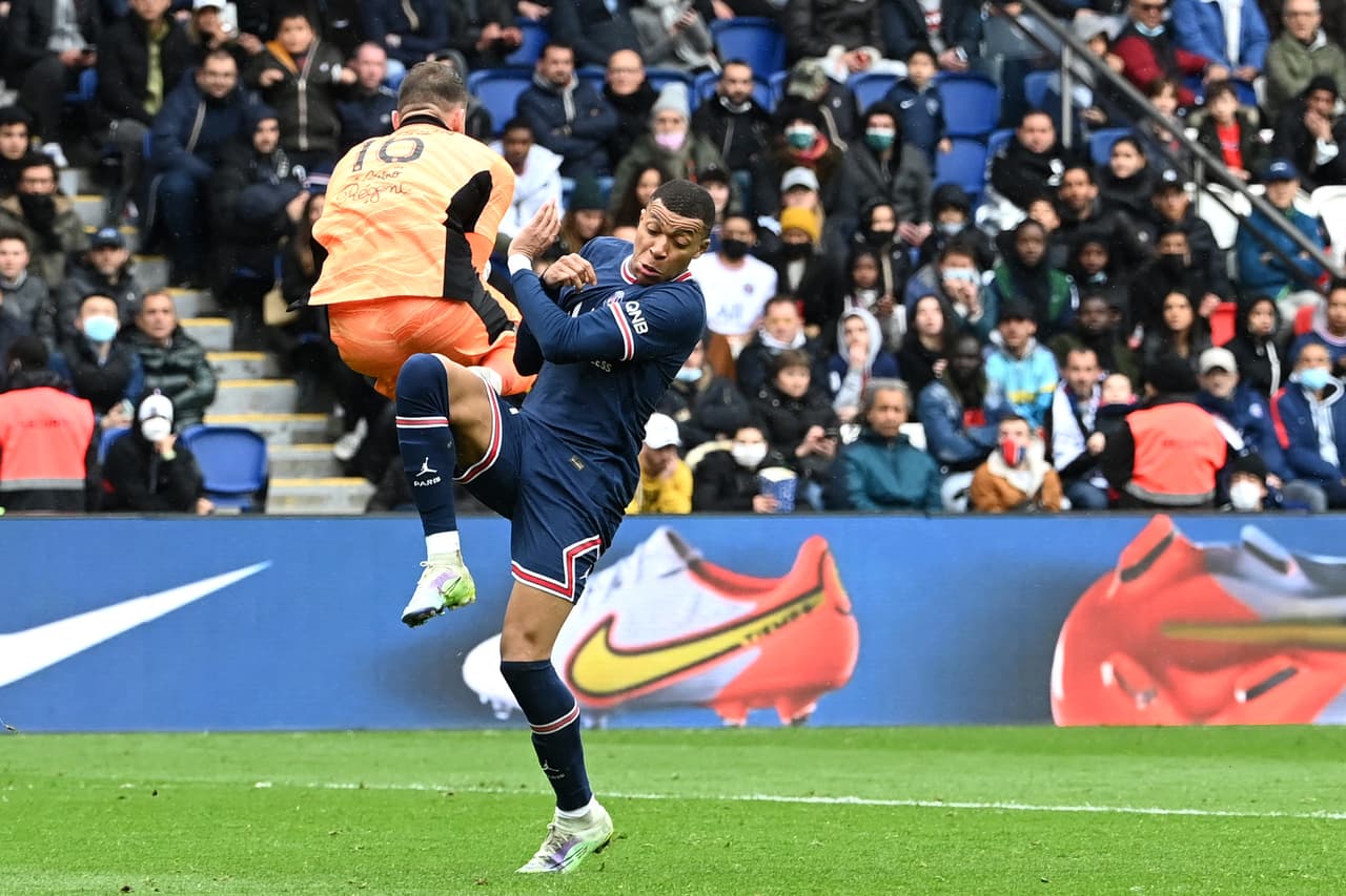 El PSG goleó al Bordeaux con los goles de Mbappé, Neymar y Leandro Paredes, pero ni esa victoria evitó los abucheos de sus seguidores, quienes castigaron especialmente al Ney y Lio.