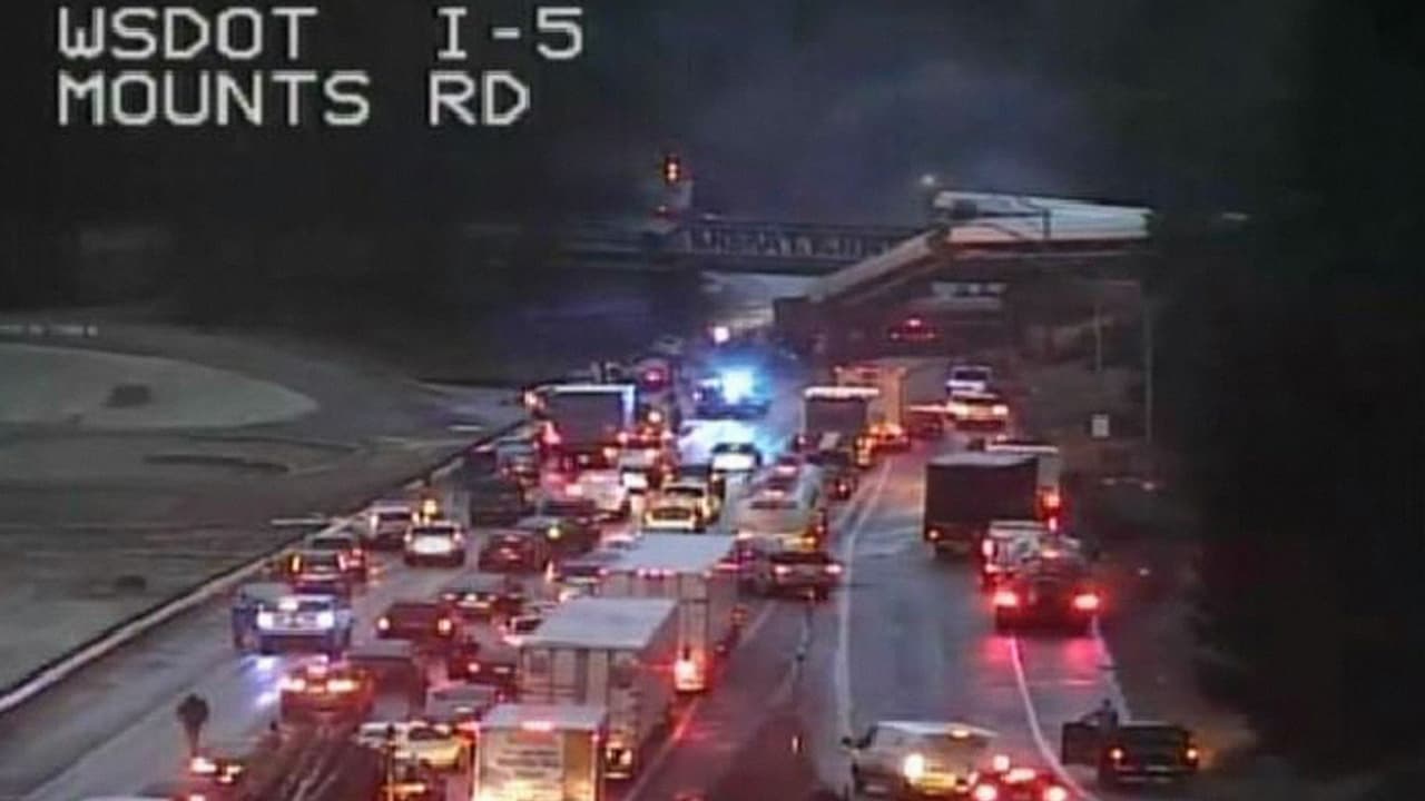Un tren al sur de Seattle se descarriló y al menos uno de sus vagones cayó a la autopista Interestatal I-5.