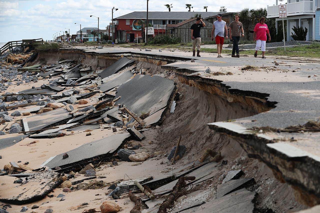 Una carretera dañada en Flagler Beach, Florida, tras el paso de Matthew.