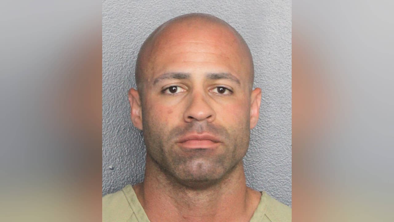 Arrestan a policía de Miami-Dade acusado de pegarle a su esposa y lanzarle una hamburguesa