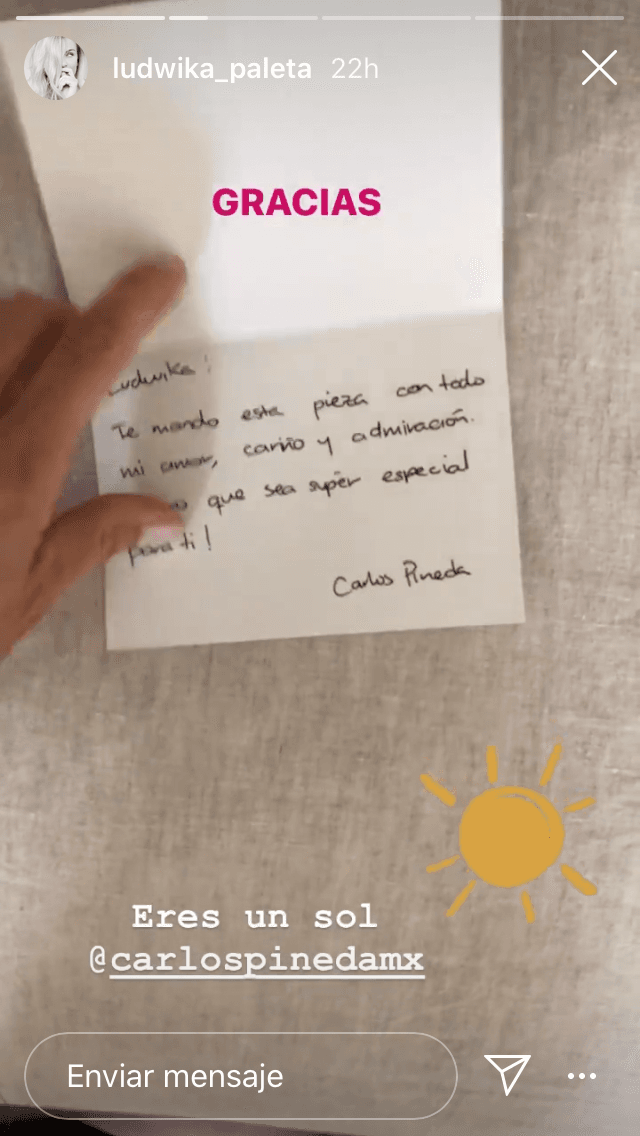 Horas antes de que Nicolás le tomara estas fotos a su madre, la actriz compartió en sus historias de Instagram que el diseñador de modas le había hecho llegar el deslumbrante vestido. 
<br>