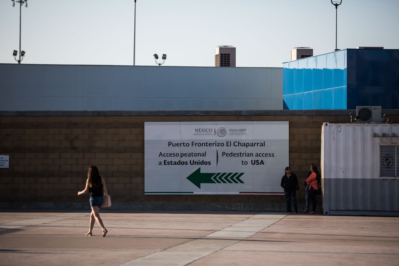 Los deportados aparecen por el puerto fronterizo El Chaparral en Tijuana, México. Llevan puesta la ropa con la que les detuvieron y, en la mayoría de los casos, ninguna otra pertenencia ni dinero. Al llegar aquí deben averiguar dónde están y cómo encontrar medio de transporte para reunirse con sus familias. Almudena Toral/Univision Digital