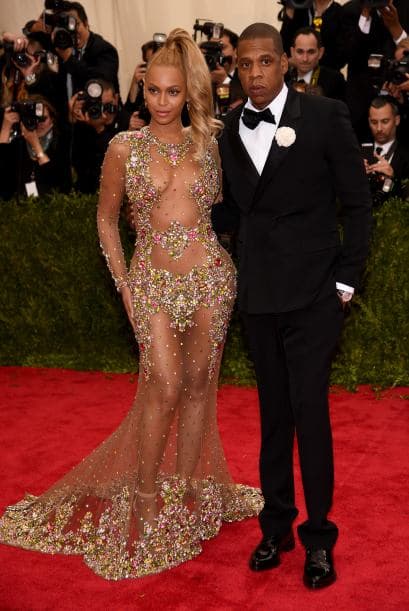 Beyonce al igual que Kim apostó por transparencias y llevó un vestido de Givenchy.