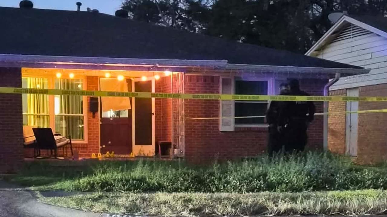 La fachada de la casa de la familia Pérez tras el ataque.