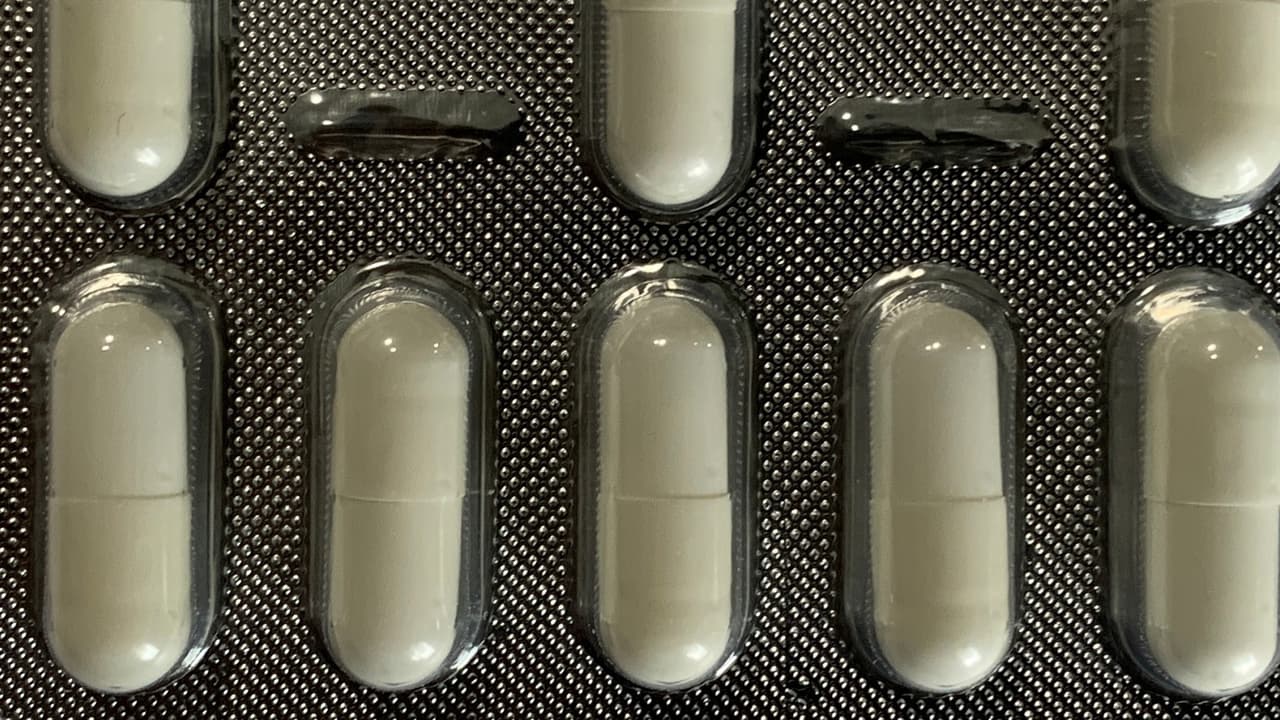 “Hay gente que tiene algunos antibióticos guardados cuando tiene infecciones recurrentes y no quieren estar confrontados con una situación de conseguir al doctor en la tarde o en la noche, días festivos o fines de semana, por lo que esas personas quizás estén en lo correcto”, indicó.