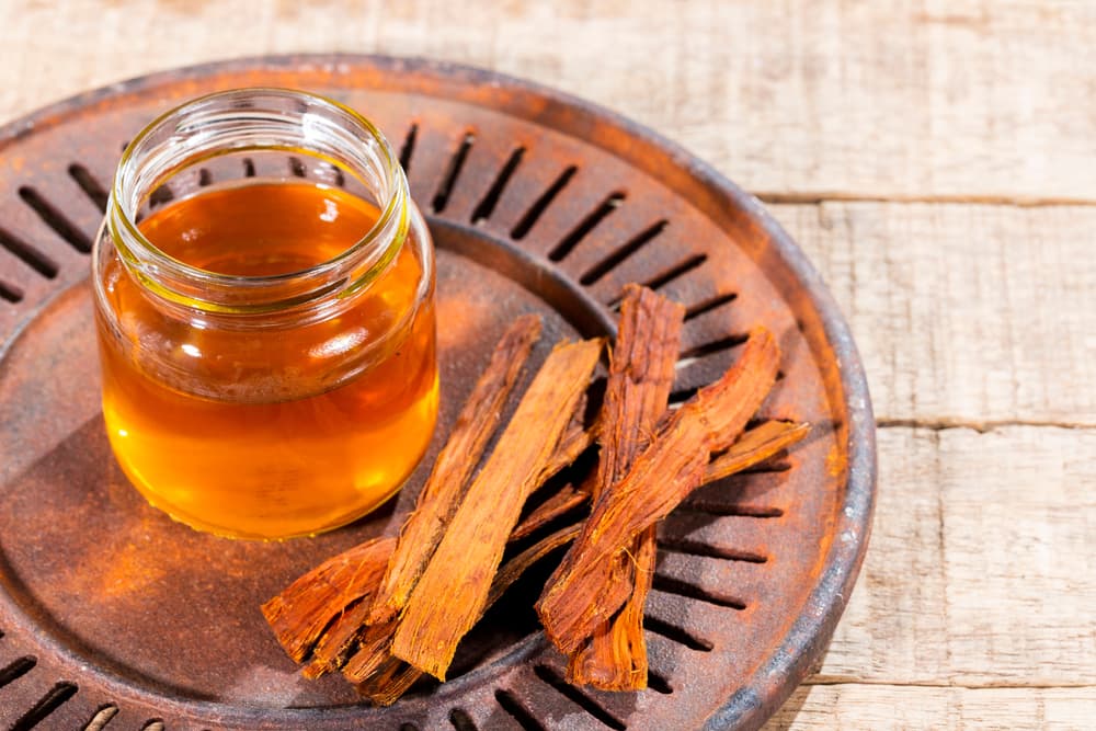 Se recomienda consumir la planta de la forma tradicional, por ejemplo, colocar 2 cortezas de aproximadamente 15 cm de largo por 5 cm de ancho en un litro de agua, y hervir por 20 minutos. Luego colar y tomar 3 vasos al día, de esta forma, se evita exponerse a cantidades toxicas de los alcaloides que contiene la uña de gato.