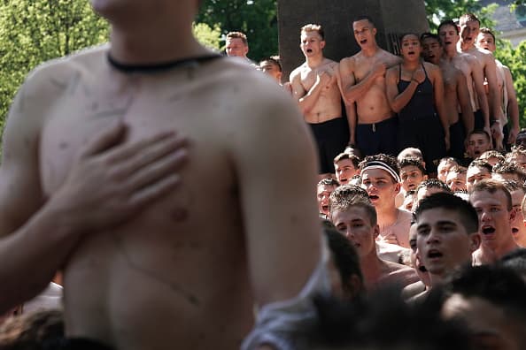 El ritual de los cadetes del primer año de la Academia Naval de EEUU