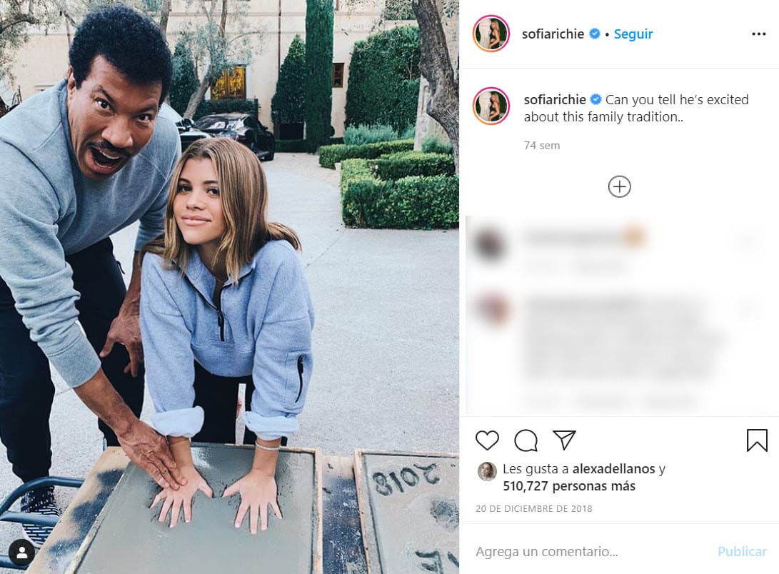 Meses más tarde, el cantante aseguró que esa relación solo era una etapa por la que atravesaba su hija: "
<b>Se trata sólo de una fase</b> y yo voy a optar por quedarme muy callado y quietecito en una esquina, voy a prepararme una copa y voy a limitarme a observar […] A ver, 
<b>tiene 19 años, a esa edad te crees que lo sabes todo</b>", declaró a la misma publicación.