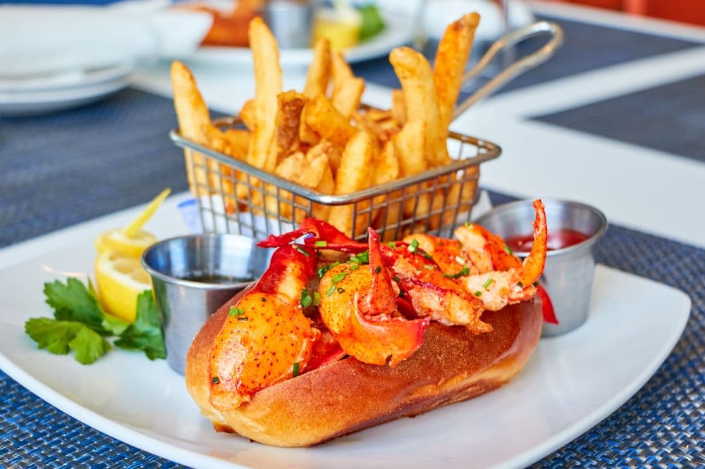 <b>Big B’s Fish Joint</b>
<br>Dirección: 4600 Roswell Rd. Atlanta, GA. 30342
<br>Teléfono: (470) 355-8326
<br>Sitio web: 
<a href="http://www.bigbsfishjoint.com">http://www.bigbsfishjoint.com</a> 
<br>
<b><a href="https://www.yelp.com/map/big-b-s-fish-joint-atlanta">Cómo llegar</a></b>
<br>
<br>Una usuaria de Yelp dijo: “El servicio es genial, la comida es fantástica, fresca y deliciosa. Disfrutamos de todo. Este será nuestro lugar (para comer mariscos) cuando estemos en Atlanta”.