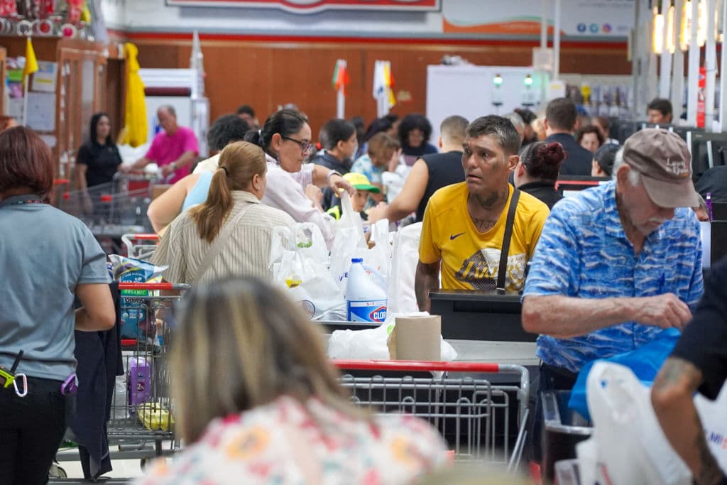 En Guaynabo, al noreste de Puerto Rico, los supermercados ofrecieron servicio hasta el último minuto.