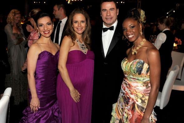 A cambio de su apoyo, Cruise recibe atención espiritual individualizada, regalos personalizados, incluyendo motocicletas y gloria en la iglesia. En la foto Cruise rodeado de la cantante Elena Roggero, su entonces esposa Kelly Preston y Michelle Henderson, también cantante, en el 41ro. Aniversario de la Iglesia, llevado a cabo en el Centro Internacional de Celebridades de la Iglesia de Cienciología en el año 2010.