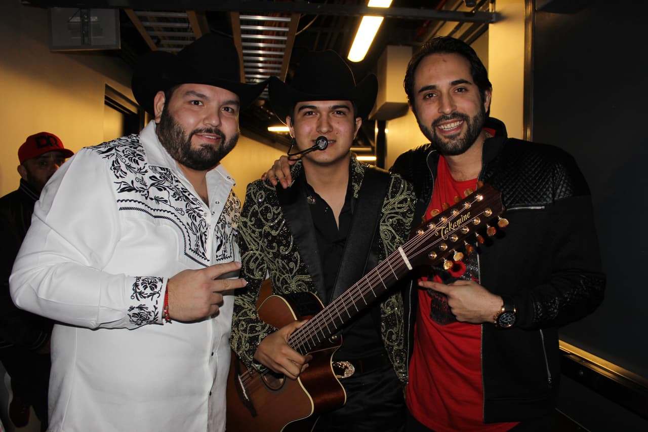 Los Compadres tenían como meta tomarse fotos con sus artistas favoritos y Ulices Chaidez fue una víctima más. 
<br>