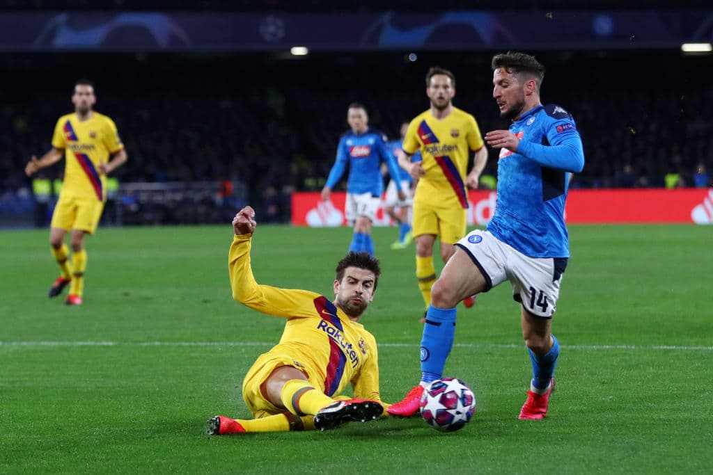 Dries Mertens deja tirado a Gerard Piqué y saca un centro que se queda en las manos de Ter Stegen.