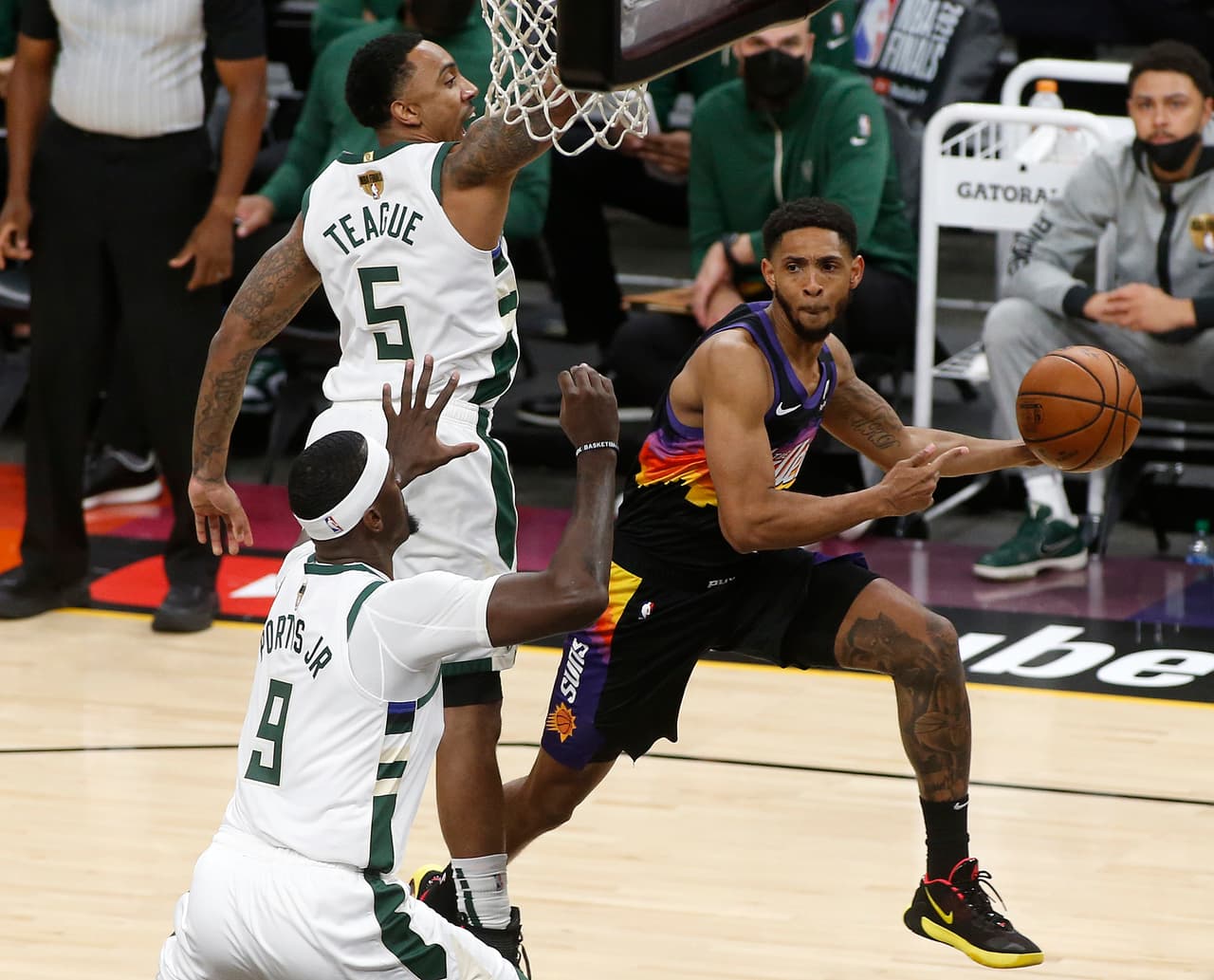 <h3 class="cms-H3-H3" style="box-sizing: border-box; margin-top: 0px; margin-bottom: 0.5rem; color: rgb(51, 51, 51); font-family: Roboto, sans-serif; font-style: normal; font-variant-ligatures: normal; font-variant-caps: normal; letter-spacing: normal; orphans: 2; text-align: left; text-indent: 0px; text-transform: none; white-space: normal; widows: 2; word-spacing: 0px; -webkit-text-stroke-width: 0px; background-color: rgb(255, 255, 255); text-decoration-thickness: initial; text-decoration-style: initial; text-decoration-color: initial;"><b><a href="https://www.univision.com/deportes/nba/calendario-horarios-fechas-como-ver-nba-finals-milwaukee-bucks-phoenix-suns">FECHAS Y HORARIOS DE NBA FINALS</a></b></h3>
<br>Los canales que transmitirán EN VIVO la serie entre Bucks y Suns son ABC y por el NBA League Pass.
<br>
<br>Juego 1 | Martes 6 de julio | en Phoenix | 9:00 PM ET
<br>
<br>Juego 2 | Jueves 8 de julio | en Phoenix | 9:00 PM ET
<br>
<br>Juego 3 | Domingo 11 de julio | en Milwaukee | 8:00 PM ET
<br>
<br>Juego 4 | Miércoles 14 de julio | en Milwaukee | 9:00 PM ET
<br>
<br>Juego 5 | Sábado 17 de julio | en Phoenix | 9:00 PM ET (de ser necesario)
<br>
<br>Juego 6 | Martes 20 de julio | en Milwaukee | horario por definir (de ser necesario)
<br>
<br>Juego 7 | Jueves 22 de julio | en Phoenix | horario por definir (de ser necesario).