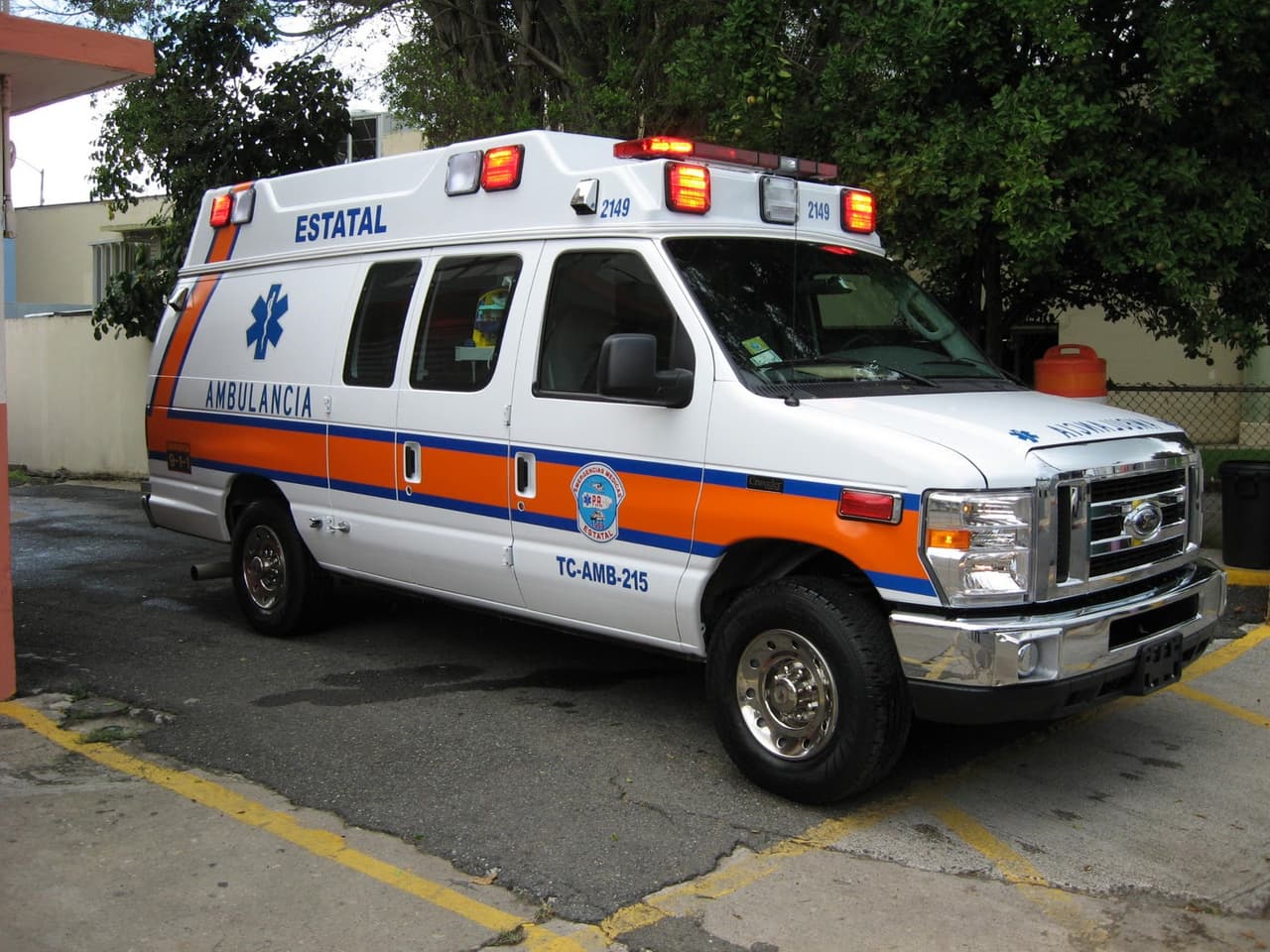 Chocó contra valla y su esposa y dos hijos salen expulsados del auto