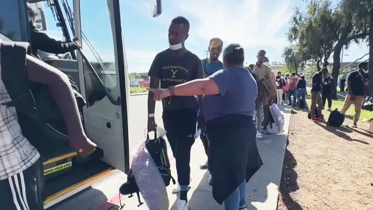Liberan a unos 200 migrantes en California "porque no hay a dónde llevarlos”: algunos irán a Nueva York