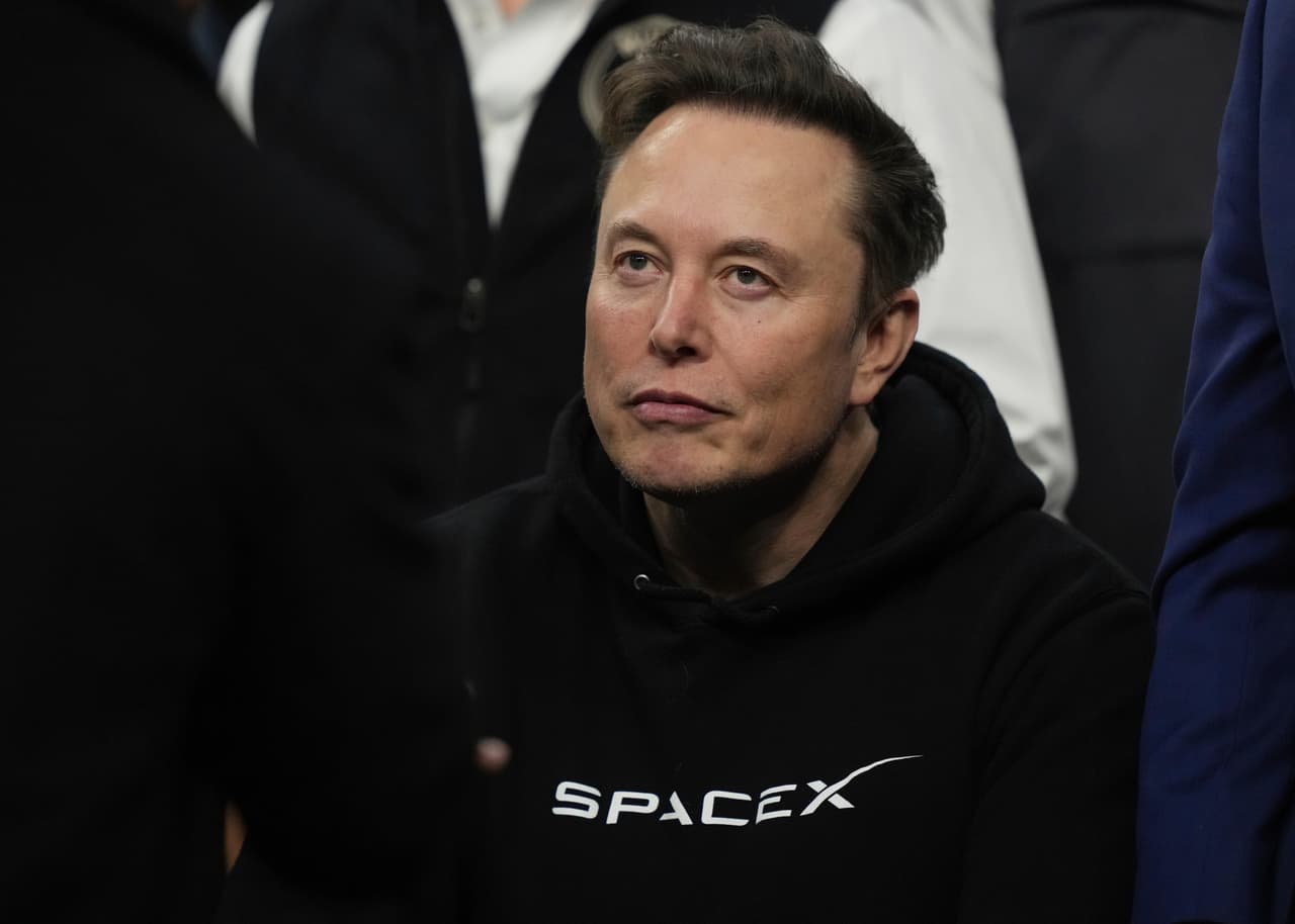 <b>1. Elon Musk (Tesla y SpaceX)</b>
<br>
<br>Elon Musk es el hombre más rico del mundo, con una fortuna estimada por Forbes en 850,800 millones de dólares. Su riqueza procede principalmente de sus participaciones en Tesla y SpaceX, además de otros negocios tecnológicos. 
<br>
<br>Nacido en Sudáfrica en 1971, Musk pasó antes por Canadá, donde tuvo que lidiar con apuros económicos y trabajos precarios, y a su llegada a EEUU estuvo un tiempo indocumentado hasta que obtuvo la ciudadanía en el año 2002.
<br>
<br>Cofundó PayPal antes de convertirse en una de las figuras centrales de la industria del vehículo eléctrico y la exploración espacial privada. SpaceX desarrolla los cohetes Falcon y las naves Starship, mientras Tesla se ha convertido en uno de los mayores fabricantes de vehículos eléctricos.