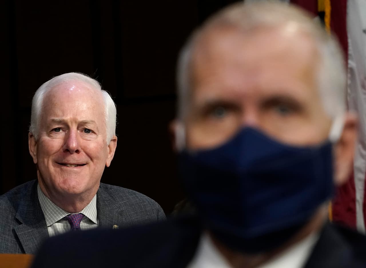 El senador republicano John Cornyn interviene durante la audiencia para considerar la nominación de Amy Coney Barrett el 14 de octubre del 2020 en el Congreso.