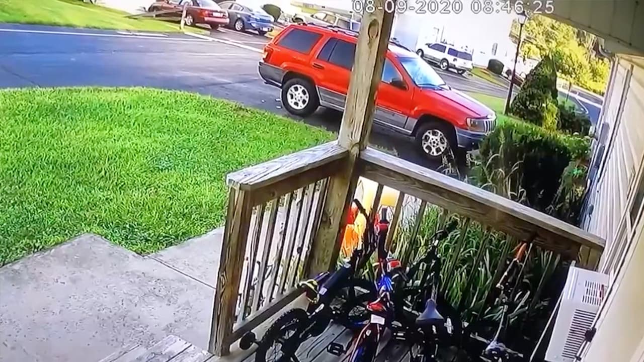 Reflectores que se activan al pasar cerca de ellos siempre sorprende a caminantes en zonas oscuras y muy seguramente advertirá a un ladrón que está en una zona vigilada. Por su parte, las cámaras pueden inhibir a los criminales cuando se sospechen descubiertos.