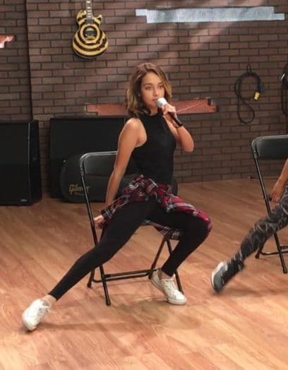 Verónica ensaya con mucho entusiasmo y disciplina.