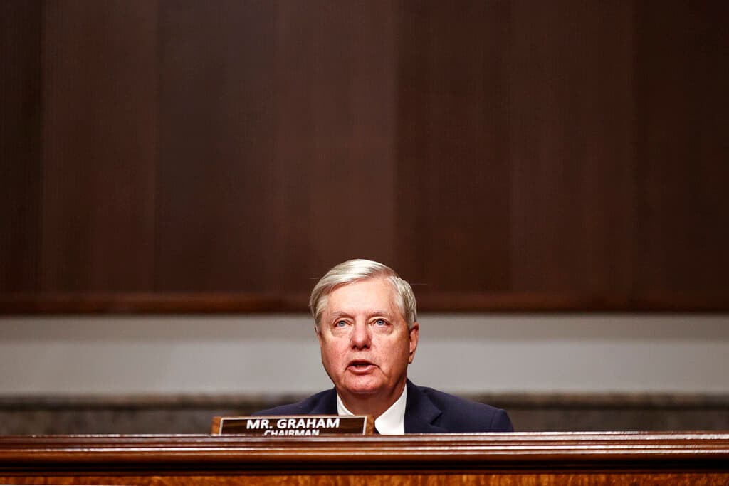 El senador de Carolina del Sur Lindsey Graham habla durante una reunión del Comité Judicial de la cámara alta, el martes 17 de noviembre de 2020 en Washington, D.C.
