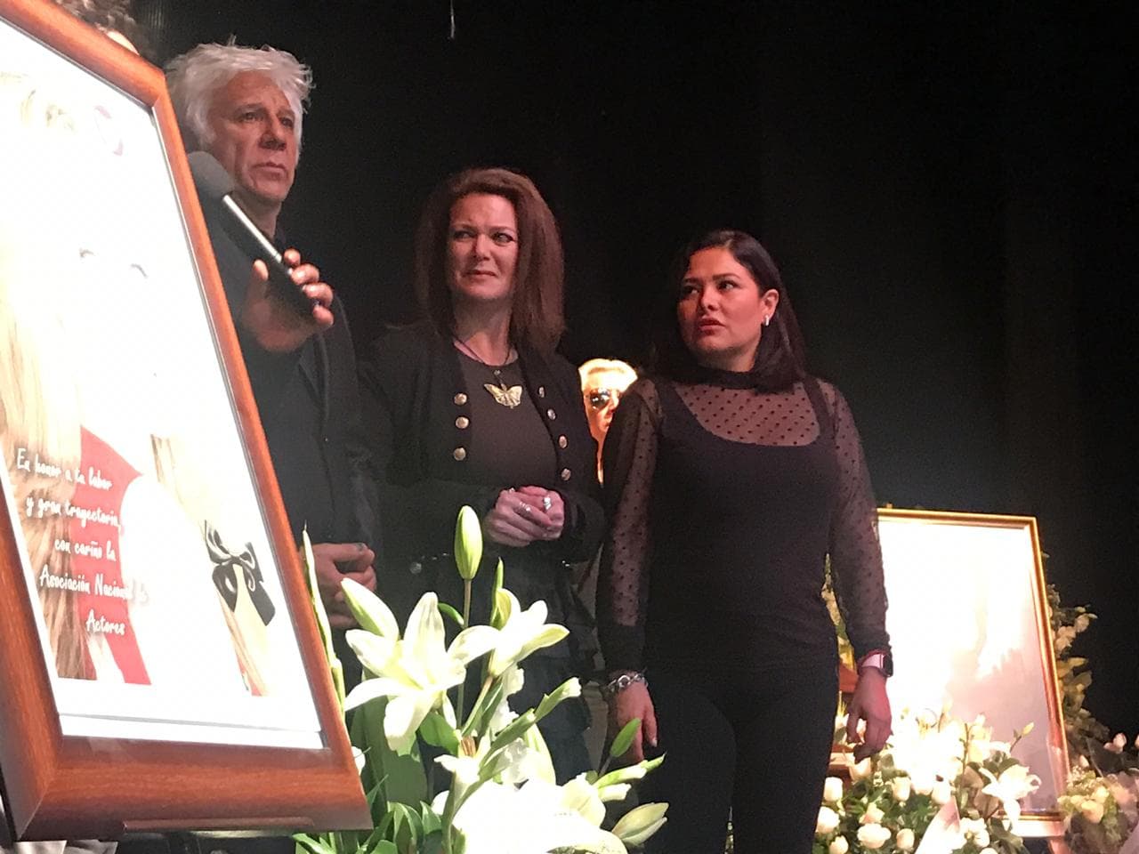 Sus compañeros actores pidieron a los presentes despedirla como se merece: con un minuto de aplausos.