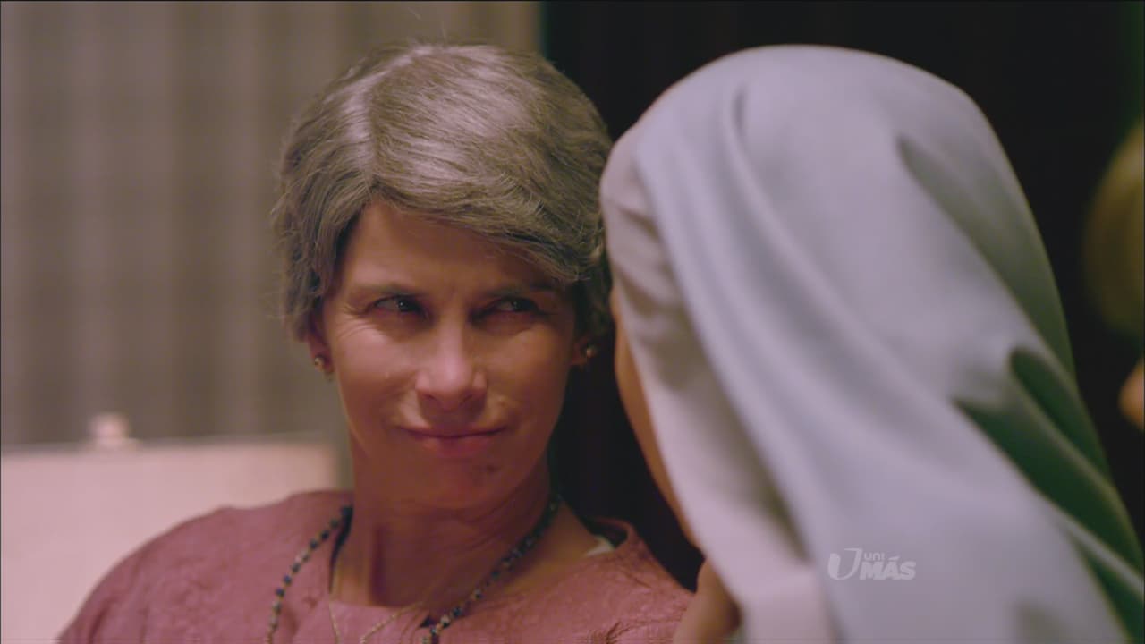 Le pide a su hija que le diga a Helena lo orgullosa que está de ella.