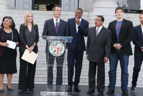 El notablemente ausente en la foto es el concejal José Huizar, quien se ha quejado desde un principio Indicando que los preparativos del festival de verano, así como la venta de productos que incluyen cervezas pordrían generar un caos en la zona ¿Quieres saber más?: