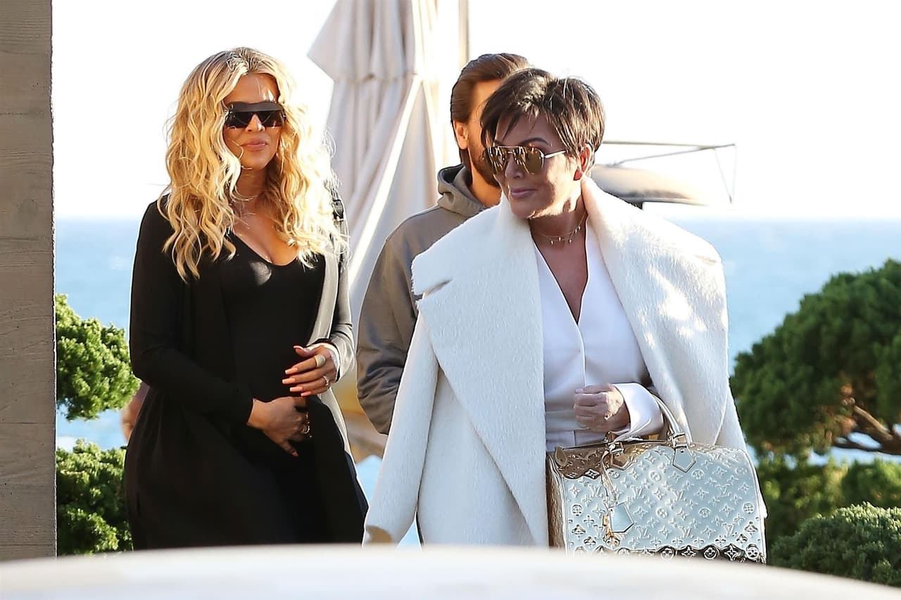 En ese 2016, Khloé Kardashian mencionó que su "mamá todavía se sentía mal" por lo sucedido. 
<br>