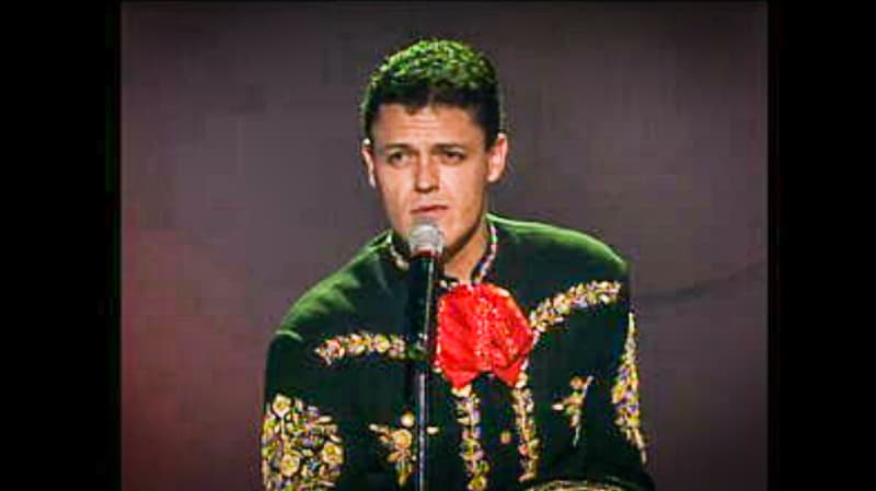 Perdro Fernández inició su carrera cuando tenía tan sólo siete años con la película 'La niña de la mochila azul' y el álbum del mismo nombre. Desde entonces no ha parado. Hasta ese año, 1999, había lanzado ya 22 discos. Celebró de la mejor manera: cantando.