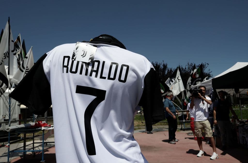 Las playeras de Cristiano Ronaldo se venden desde inicio de mes en las calles de Turín, tiempo antes que se confirmara el fichaje.