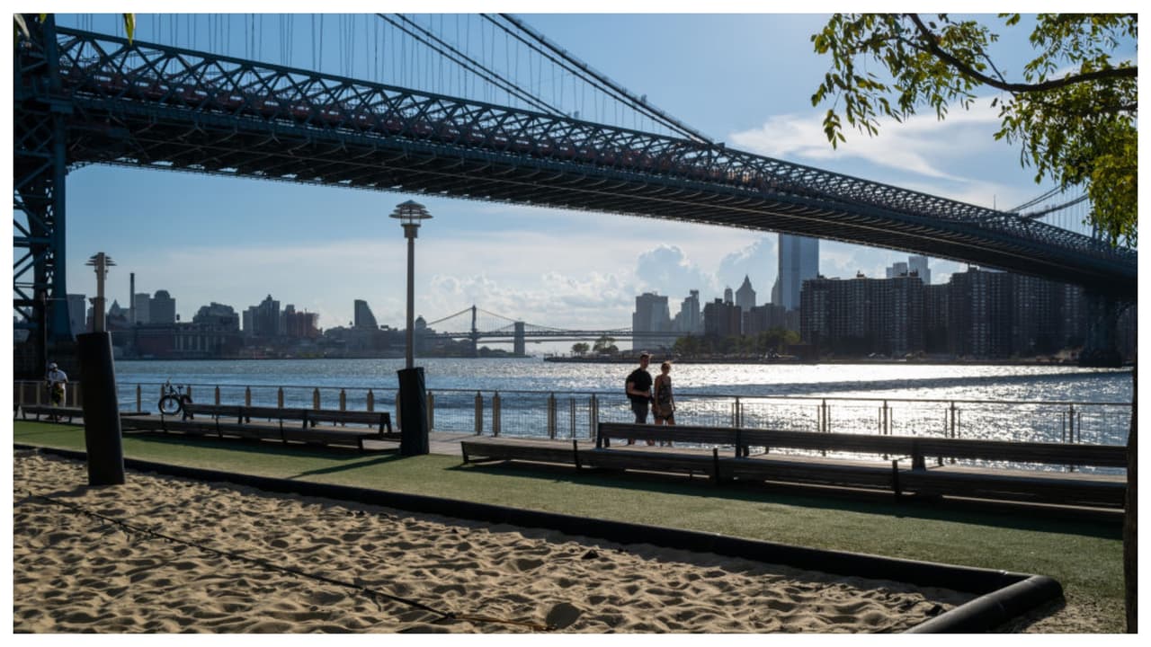 <b>Caminata en el Domino Park</b>
<br>Para experiencias románticas, nada como una caminata en un lindo parque y, para eso, NYC tiene varios de los mejores del mundo: Central Park, Brooklyn Bridge… Y desde el 2018 el Domino Park. Ubicado en 
<a href="https://www.google.com/maps/dir/Domino+Park,+15+River+St,+Brooklyn,+NY+11249/@40.7148803,-73.9700397,17z/data=!4m9!4m8!1m0!1m5!1m1!1s0x89c25941934bb85f:0x486aa5dc8e5c1416!2m2!1d-73.967851!2d40.7148803!3e0">15 River Street, Williamsburg</a>, el parque 
<b>fue construido en los terrenos de la antigua fábrica de azúcar Domino,</b> de donde tomó su nombre y parte de su estructura. 
<br>