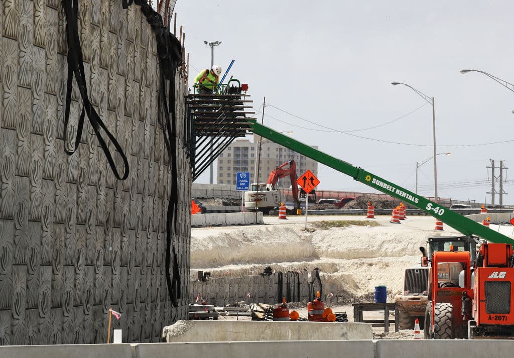 Lo que realmente esconde el plan de infraestructura de Trump: recortes presupuestarios y cargarle la mano a las ciudades