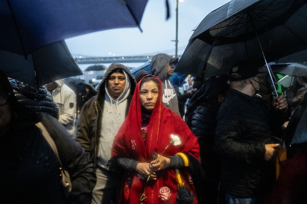 Los detalles preliminares indican que el buque, guiado por un piloto de puerto estadounidense, emitió tres llamadas de auxilio. El piloto tuvo entre 80 y 90 segundos para reaccionar antes del impacto.