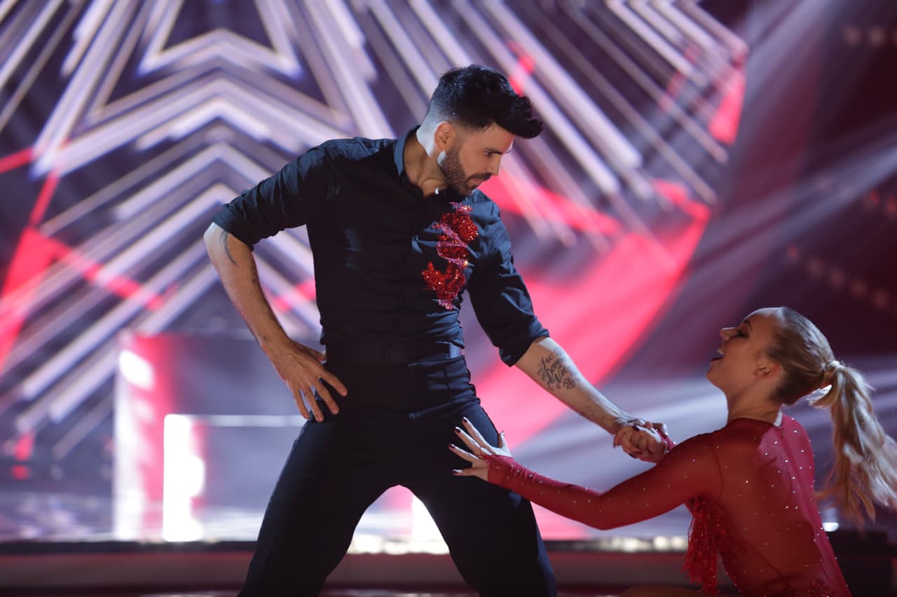 "Fue muy valiente de salir al escenario y bailar, lo disfrutó que es lo importante", comentó Chikybombom al ver el número que preparó el conductor.