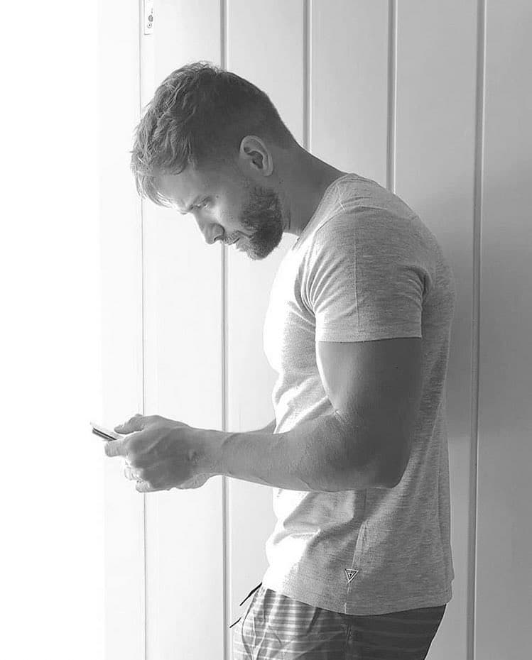 Esta es la foto original, en ella aparece de perfil, vistiendo una camiseta blanca de manga corta y boxers. Aunque ya no puede encontrarse en su feed de Instagram, más tarde terminó por subirla cortada.