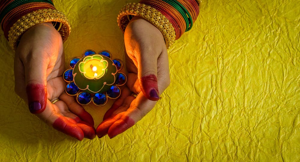 Además, es la gran aliada en hechizos y todo tipo de adivinación porque aumenta nuestros poderes mentales y abre caminos, eliminando obstáculos, augurándonos una mejor suerte y probabilidad de que lo que queramos se nos cumpla.