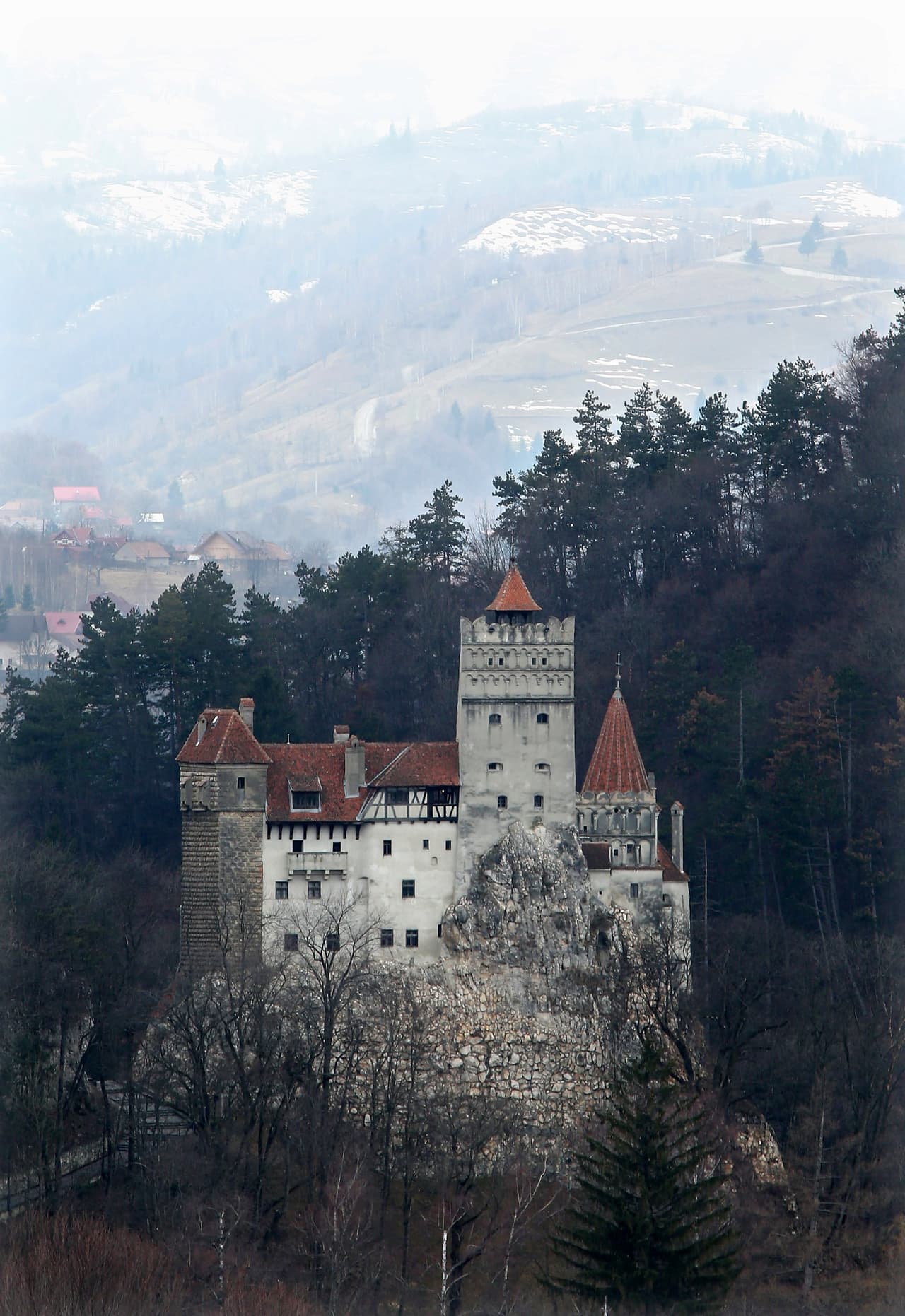 Castillo de Bran ‘Drácula 
<br> La realeza de Rumania, incluido el príncipe de Valaquia e inspirador de las horripilantes historias sobre vampiros, Vlad III, vivió aquí. Se intentó vender por 50 millones de euros, pero como no se concretó la venta sigue perteneciendo a la familia Von Habsburg.