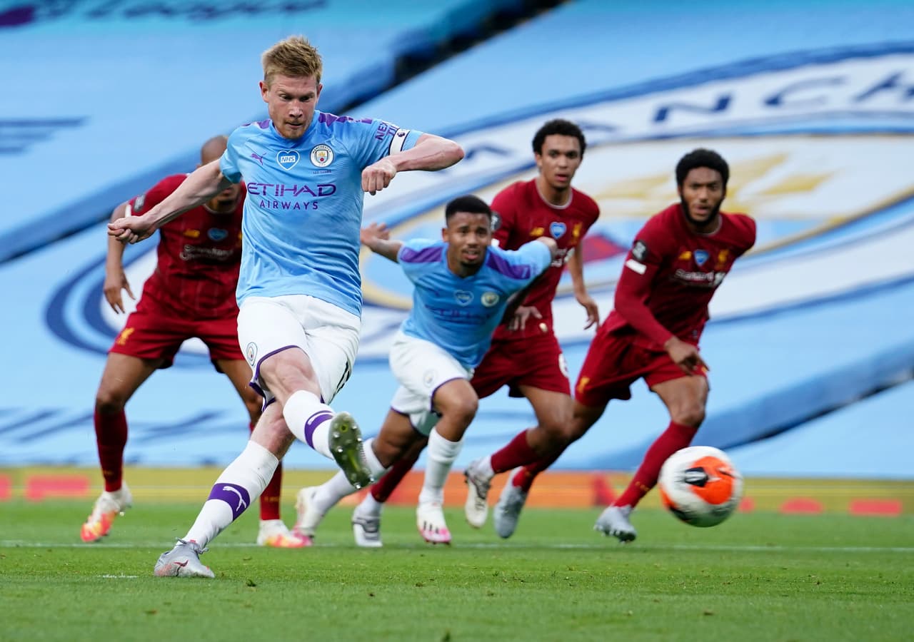 Kevin de Bruyne se encaraga de cobrar el penal cometido sobre Sterling y abre el marcador en el Etihad Stadium.