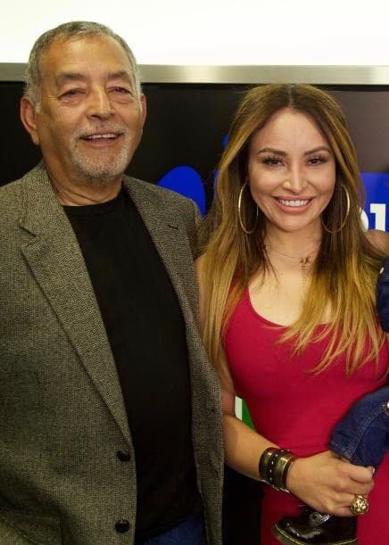 Caminando por la calle, 
<a href="https://www.univision.com/temas/la-bronca"><b>Silvia del Valle</b></a> se topó con un volante promoviendo el inicio de clases de locución y periodismo, y pidió ayuda a su padre para pagar la inscripción.