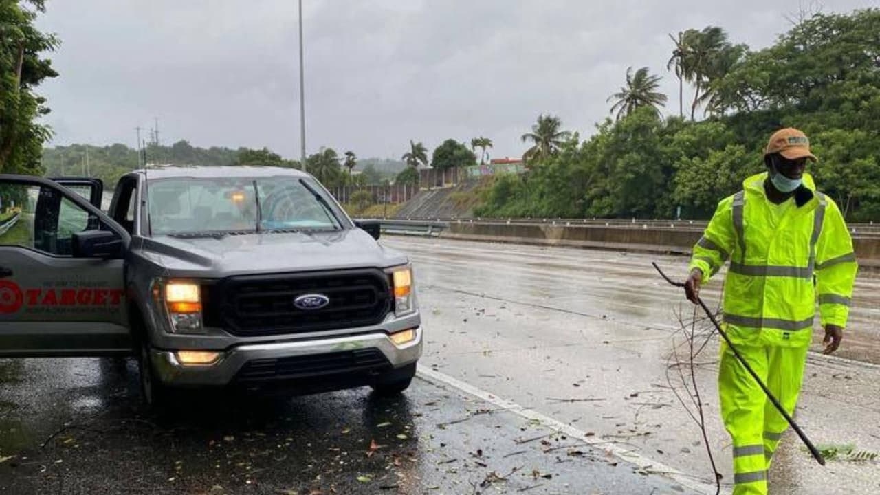 El gobernador Pedro Pierluisi anunció la suspensión de labores en el gobierno, con excepción de aquellas áreas que atienden emergencias.
<br>