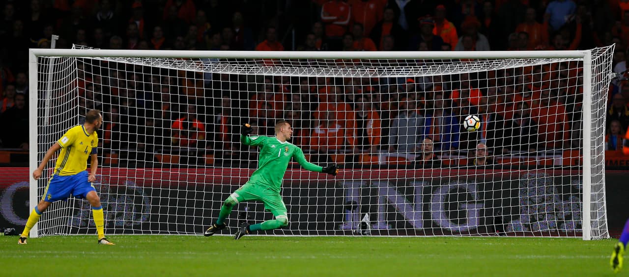 Luego de fallar dos oportunidades más de gol, cayó el 2-0 en un potente zurdazo de Robben a pase de Ryan Babel.